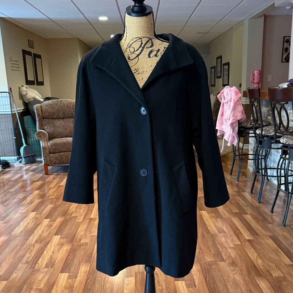 ❤️VINTAGE❤️. Jones New York 100% black wool coat with 3 button closure